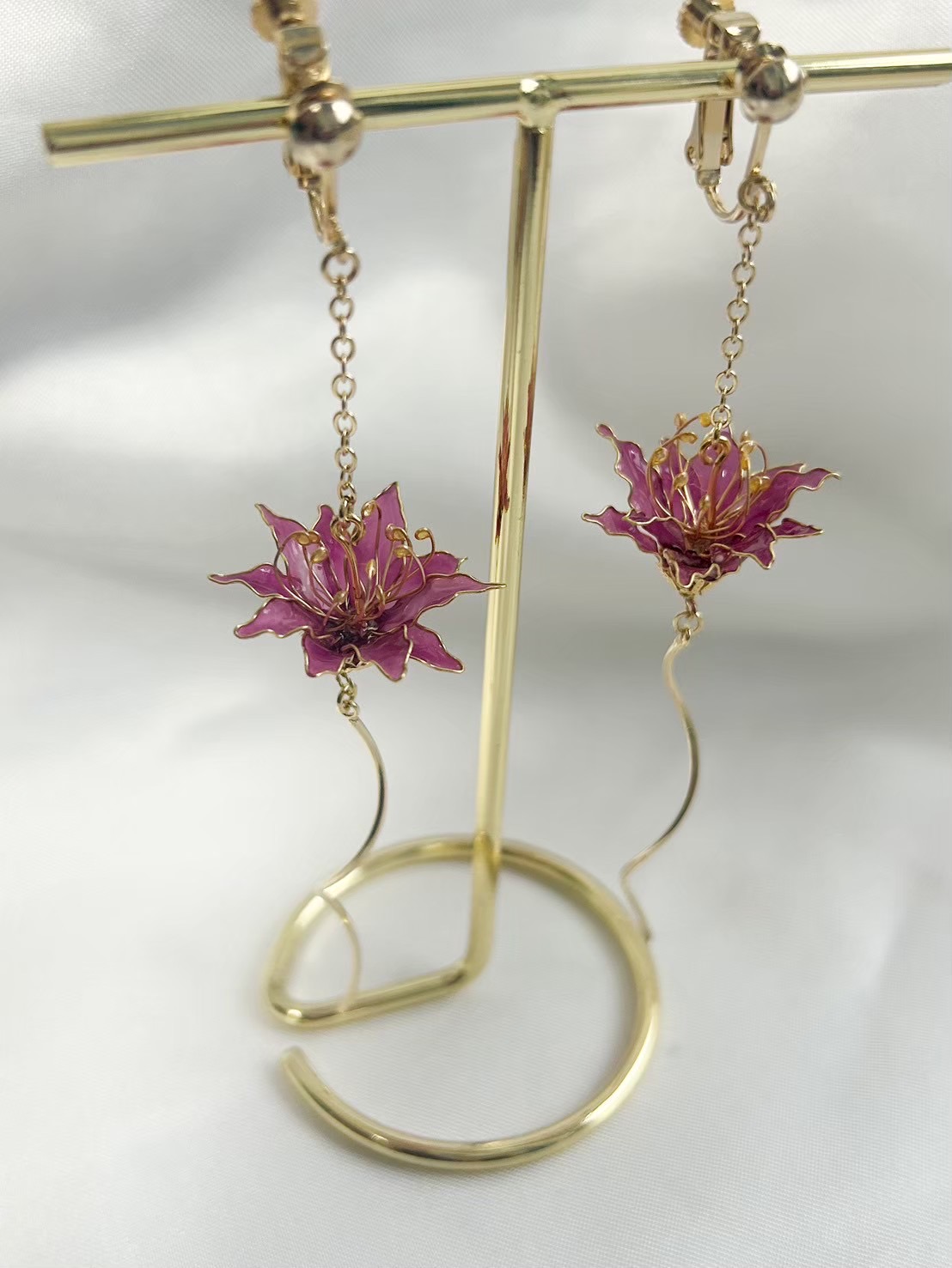 繊細な花のディップアートイヤリング