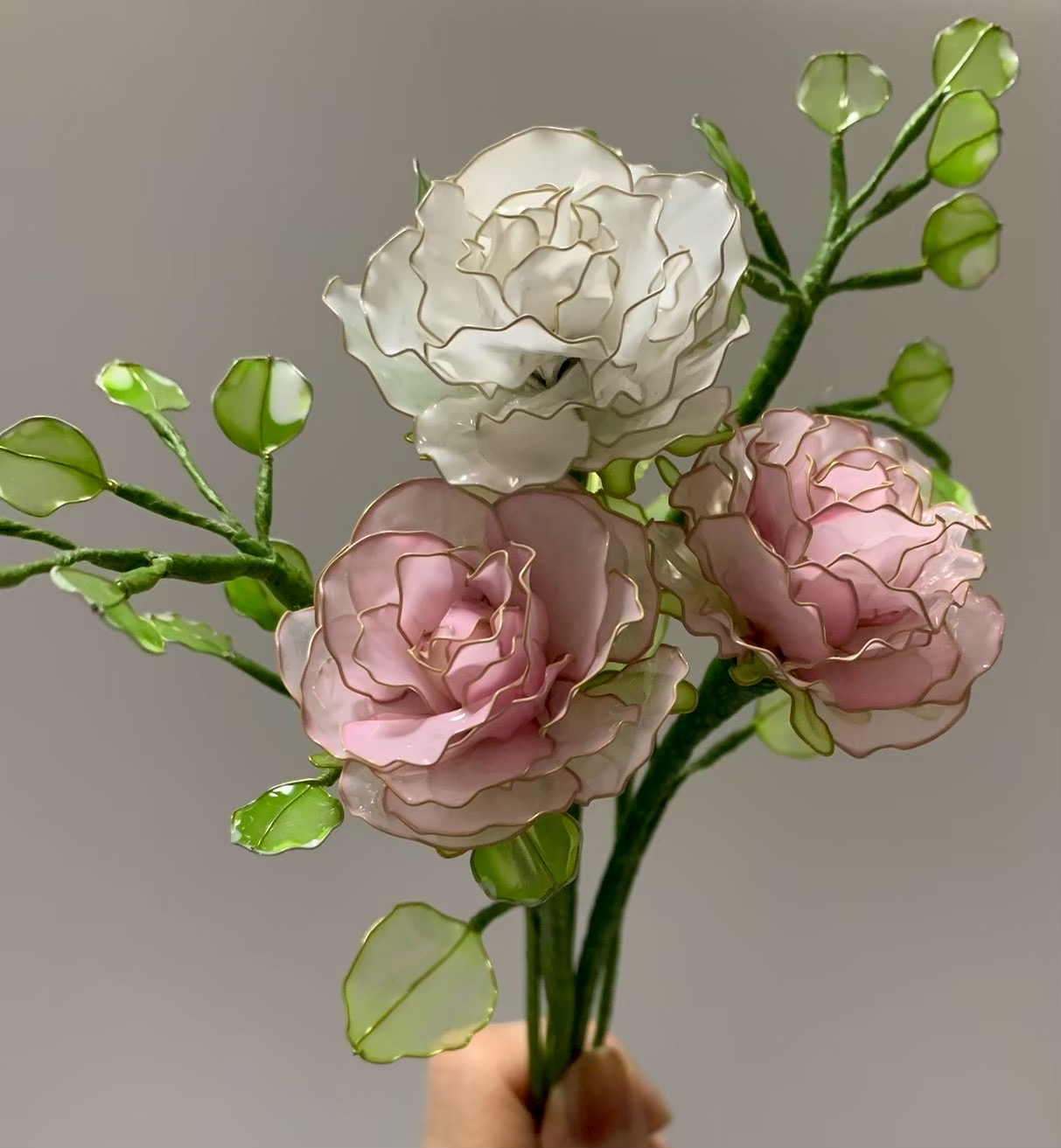 白とピンクのディップフラワーの薔薇